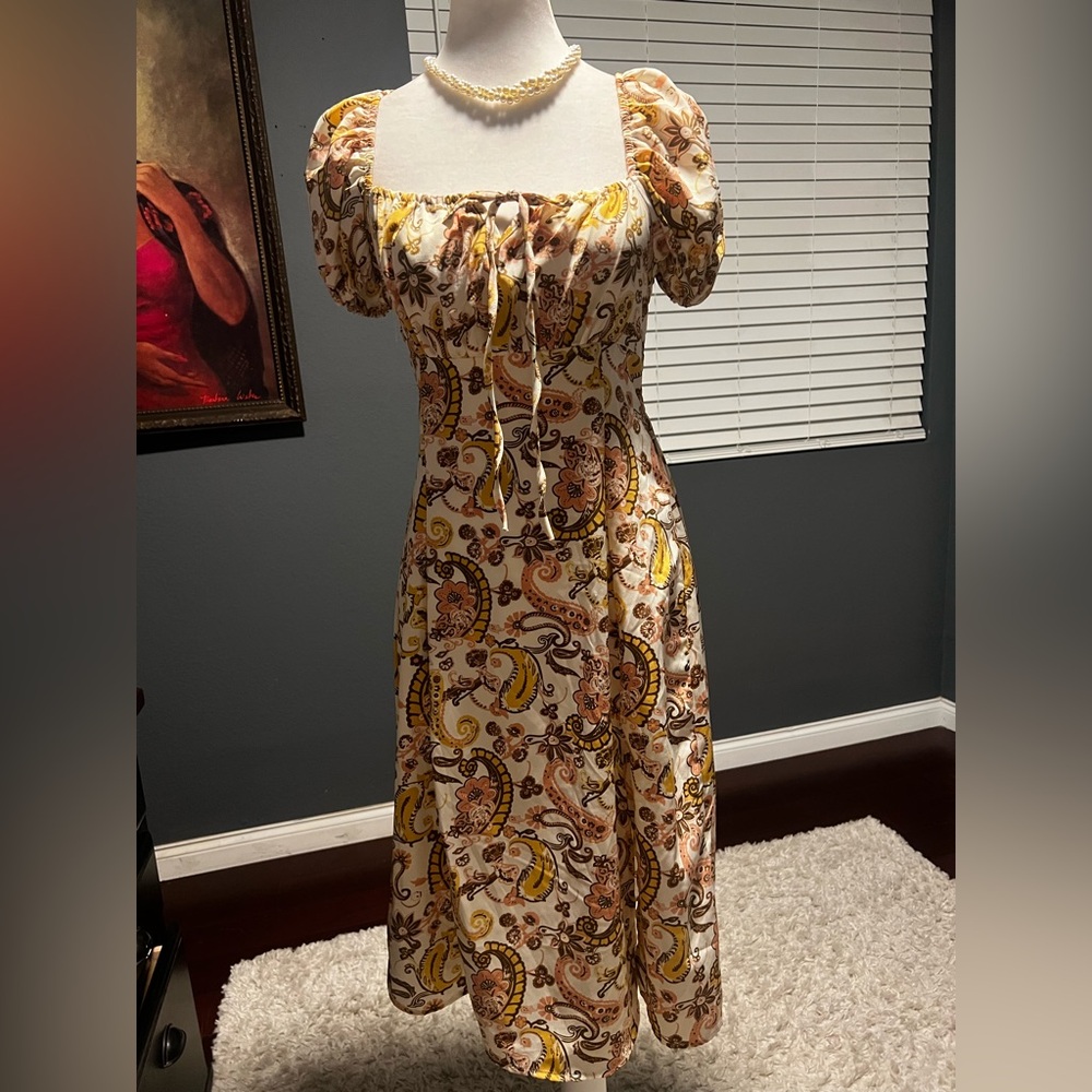 Paisley Print Dress With tie And leg Slit. Size M. In EUC.